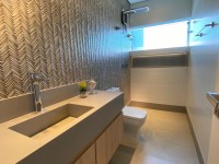 032 - Lavatório com Cuba Esculpida e Bordas do Nicho  Iluminado em LED em Superfície de Quartzo Cinza Light (Mais Claro)